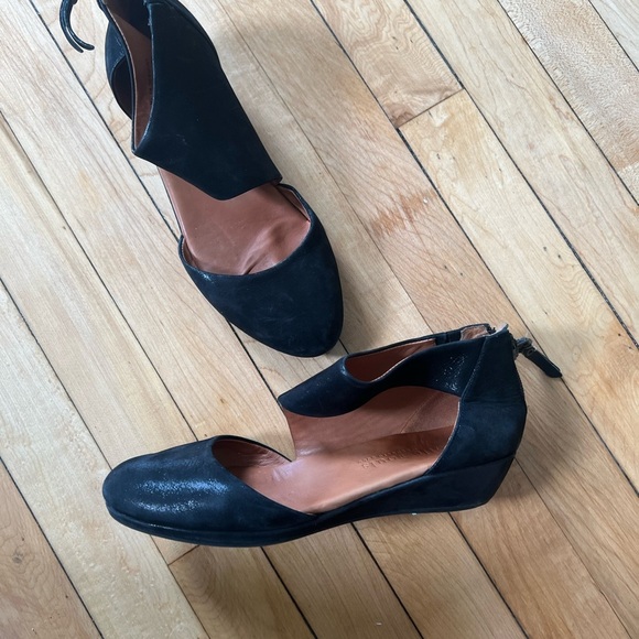 Gentle Souls Black Flats with Tan Insole - Picture 2 of 8